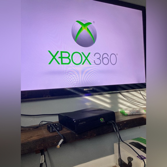 Microsoft XBOX 360 S 4GB Black Console 2 Controllers Games Borderlands Bundle - Picture 8 of 8